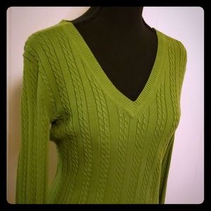 2/$15.00 😊 Tommy Hilfiger size small v-neck🍀🍀